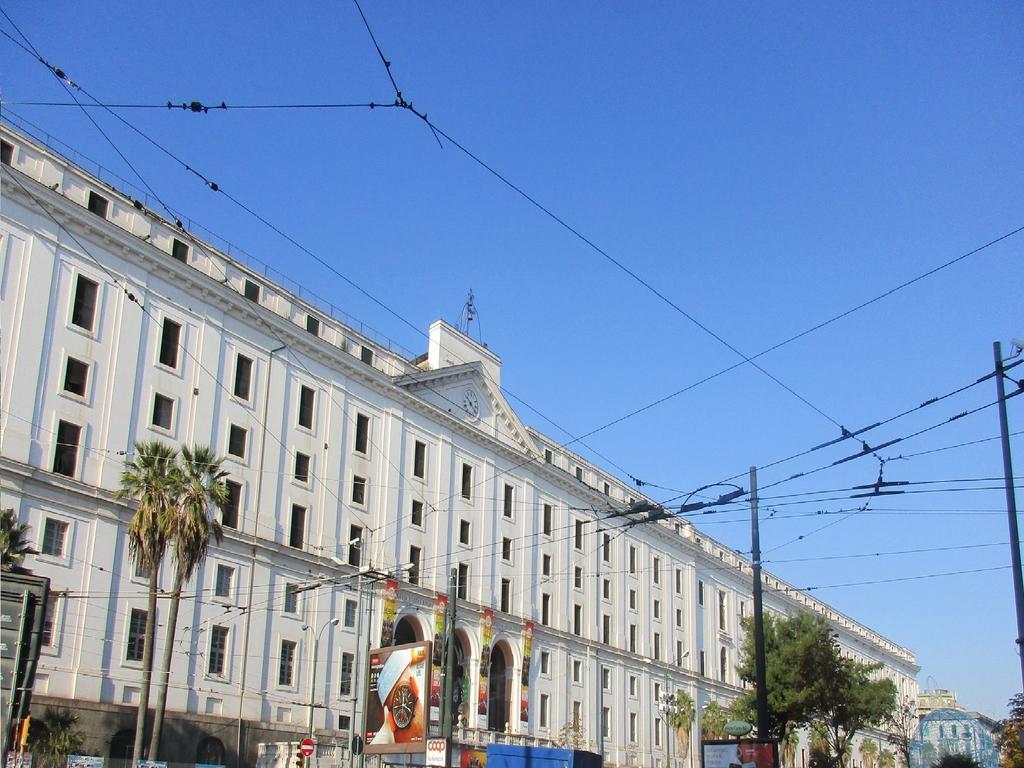 Nella Storica Piazza Carlo Iii * Napels