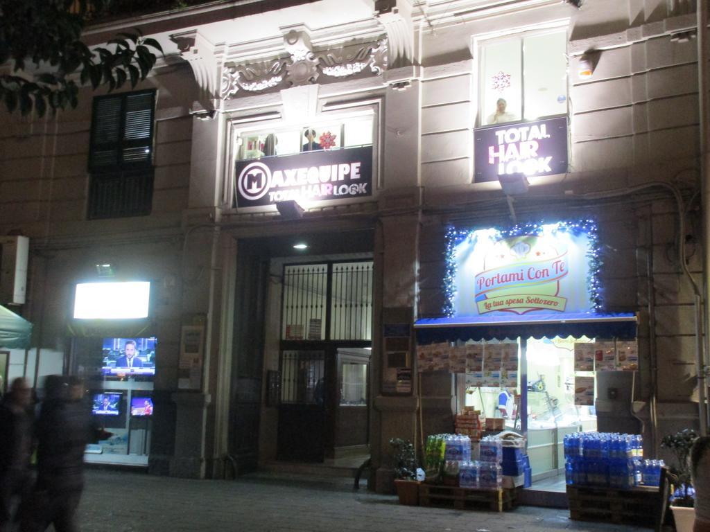 Nella Storica Piazza Carlo Iii